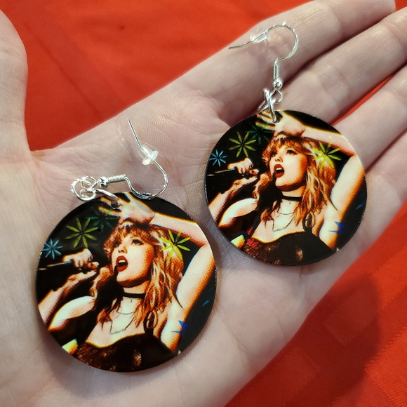 Taylor Swift dangle earrings - Picture 1 of 2